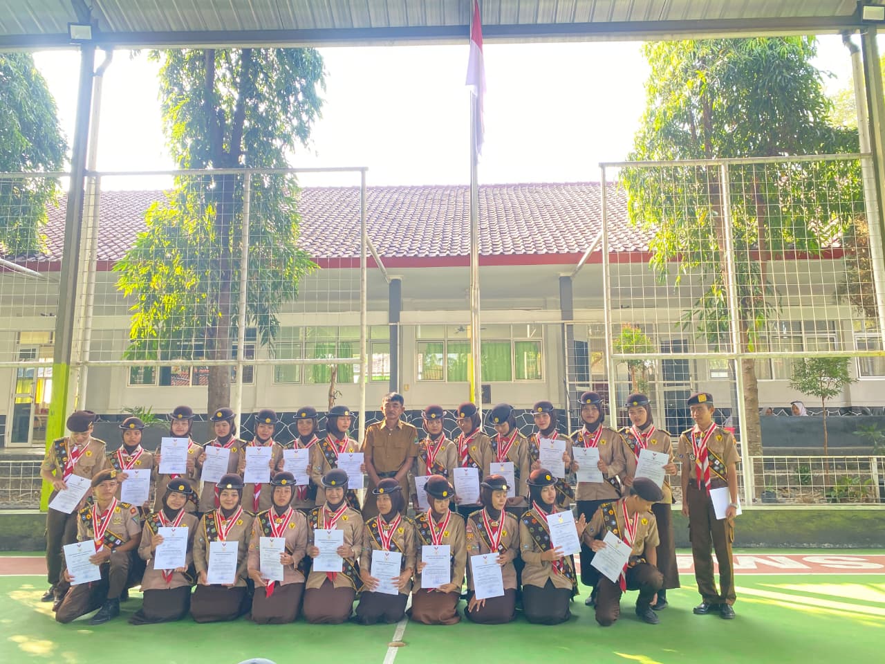 “Setia, Siap, Sedia”, 24 Siswa SMAN 1 Cariu Resmi Disematkan Tanda Pramuka Penegak Garuda