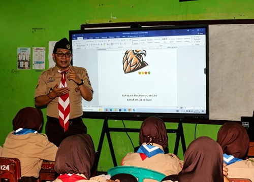 Waka Bina Muda Kwarran Cileungsi Beri Materi Pramuka Garuda di Persami SMP Nusantara