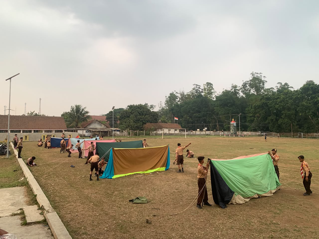 SEMANGAT DAN KEKOMPAKAN WARNai LOMBA PASANG BONGKAR TENDA LT-II KWARRAN RUMPIN