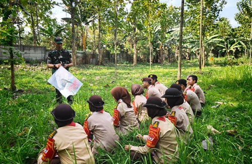 Anggota Saka Wirakartika Kwarran Cileungsi Antusias Pelajari Navigasi Darat di Hutan Jati.