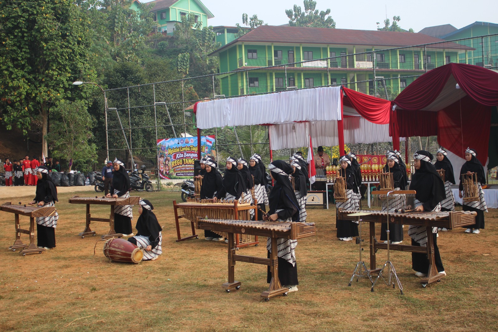 Alunan Angklung Putri UQI Hidupkan Suasana Lapangan Utama