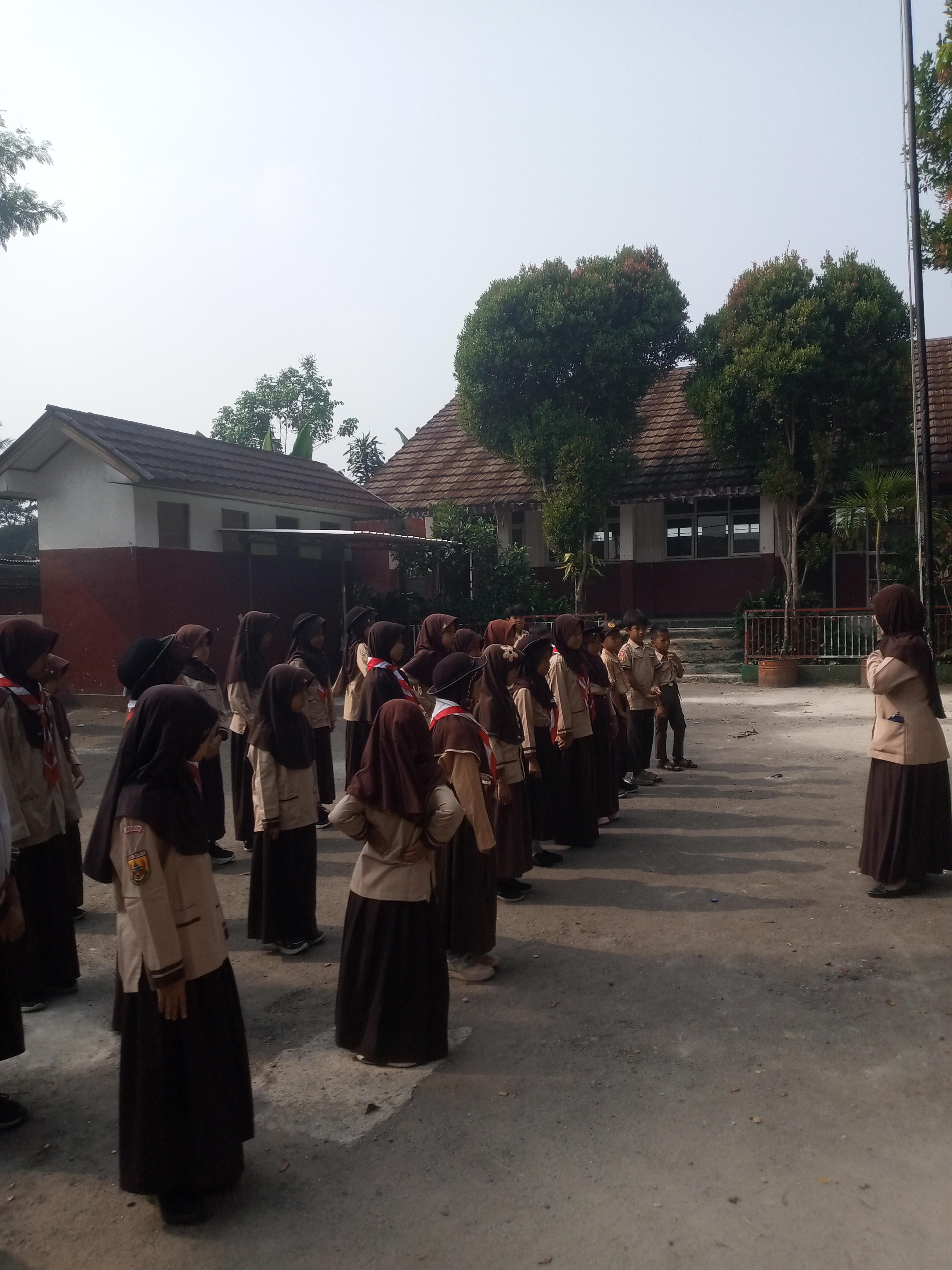 ⚜️🫡 Tegap dalam Barisan, Tangguh dalam Karakter! Pramuka SDN Cimayang 04 Latih Disiplin melalui Baris-Berbaris