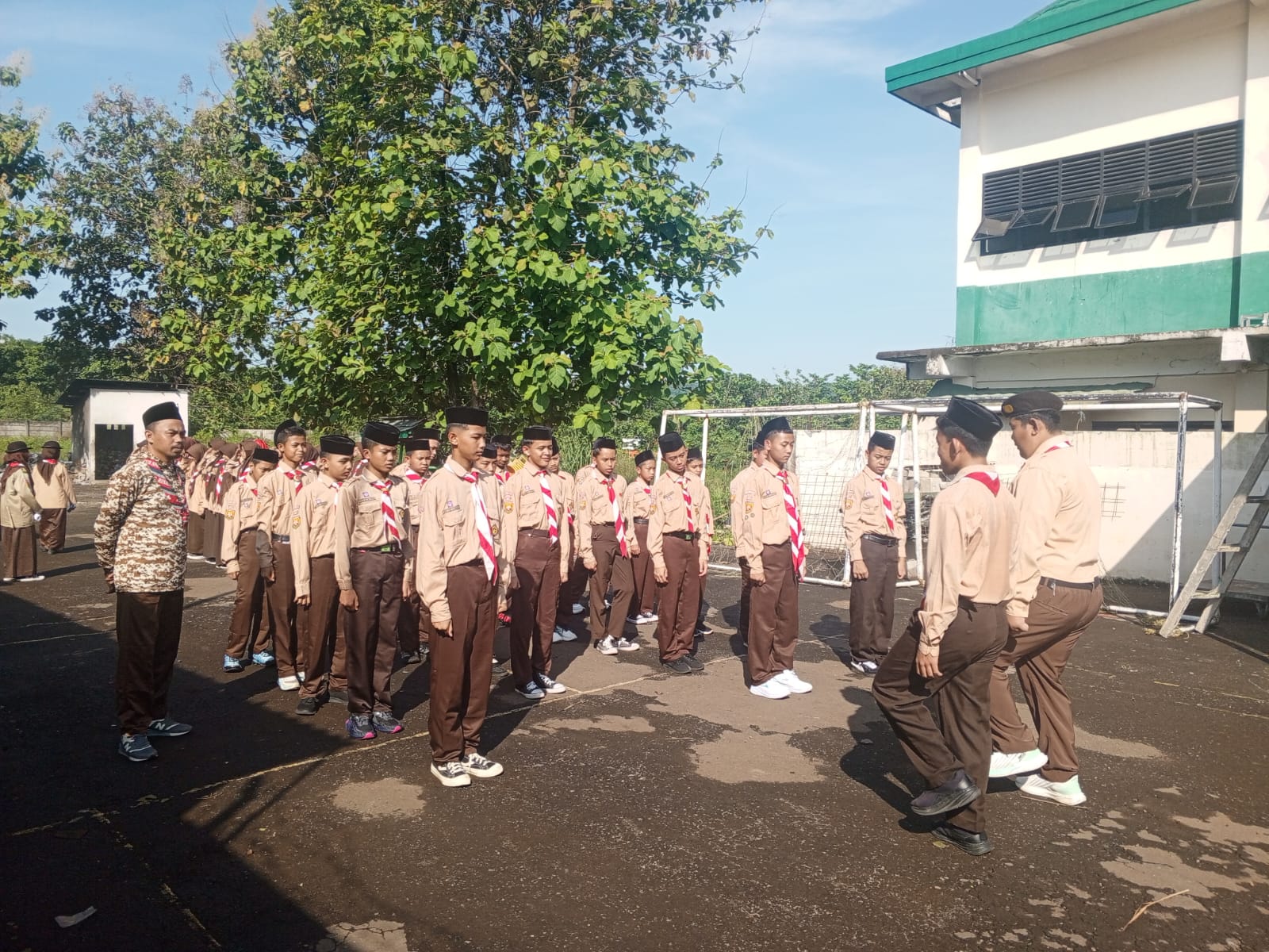 Gugus Depan SMP IT Arrisalah Laksanakan Latihan Baris-Berbaris