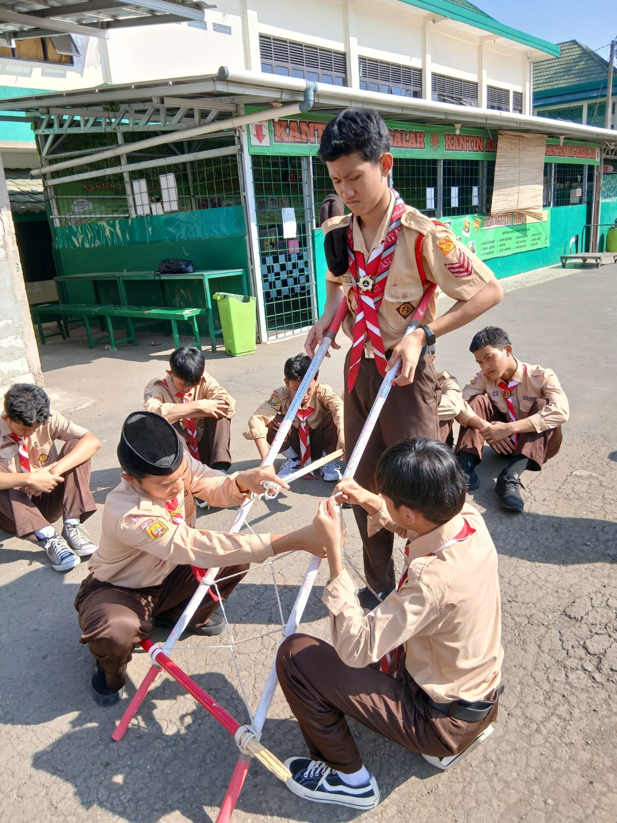 SMP IT Arrisalah Kembangkan Keterampilan Kepramukaan Melalui Kegiatan Pionering
