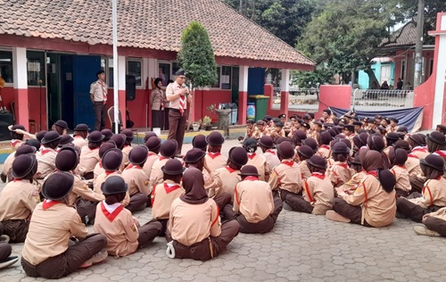 Waka Bina Muda Kwarran Cileungsi Berikan Materi Kepramukaan di Perjusa SDN Pasirangin 01