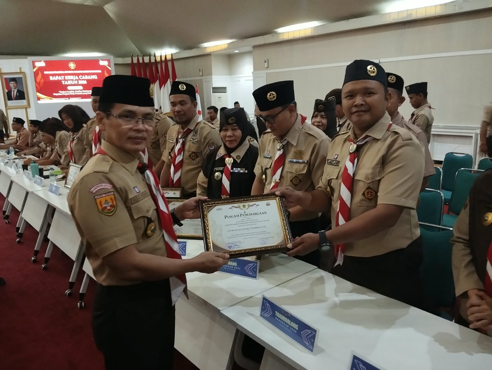 Berdedikasi Majukan Kepramukaan, Kwarran Tajurhalang Menerima Piagam Penghargaan dari Kwarcab Bogor