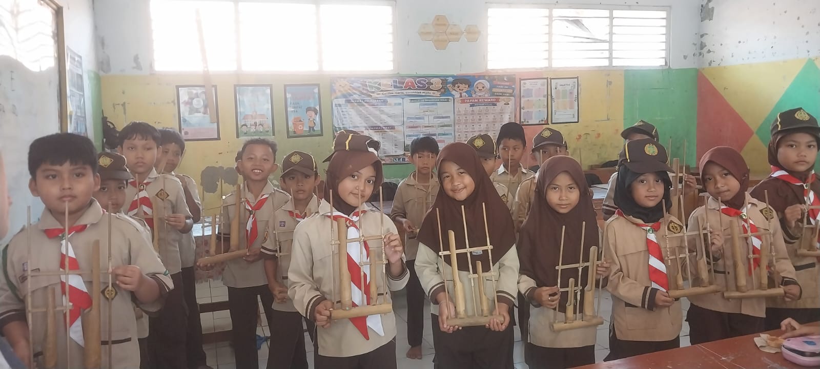 ⚜️🎶 Kenalkan Budaya Sunda Lewat Angklung, Pramuka Siaga MIS Darul Ulum Isi SKU Mula
