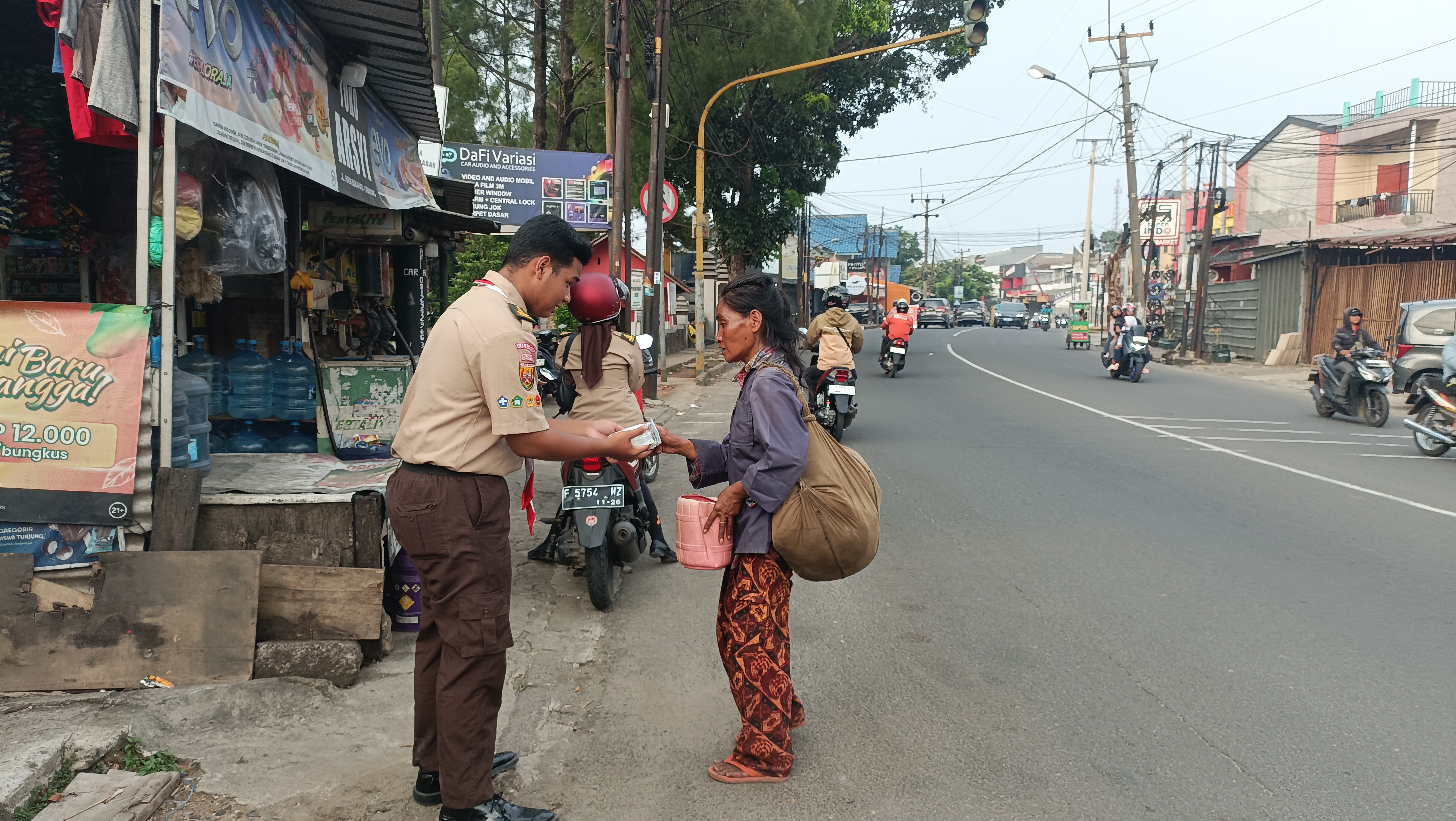 SEMANGAT PRAMUKA PENEGAK GARUDA KWARTIR RANTING CIBINONG MELAKSANAKAN BAKTI SOSIAL (WILAYAH 2)