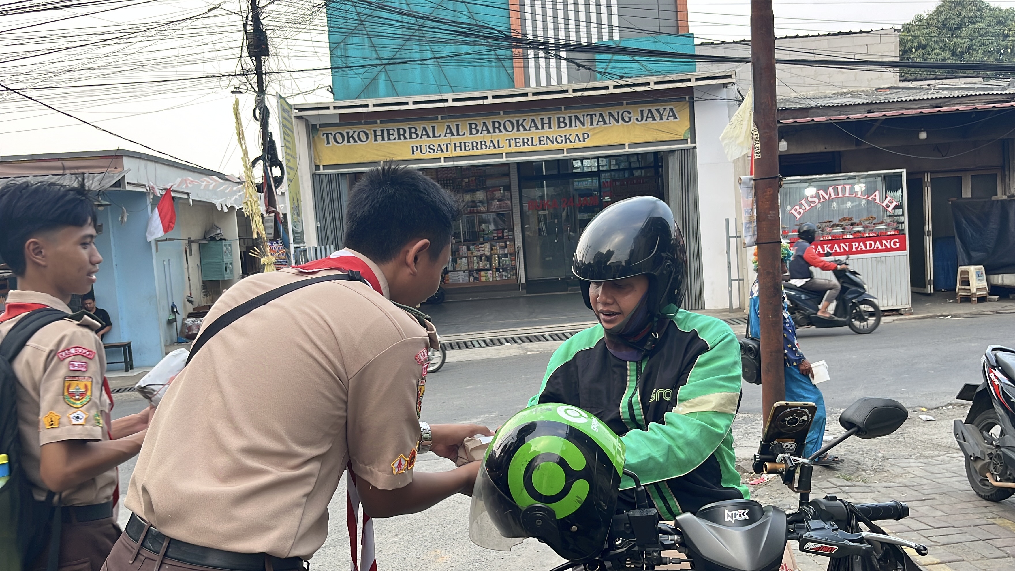 SEMANGAT PRAMUKA PENEGAK GARUDA KWARTIR RANTING CIBINONG MELAKSANAKAN BAKTI SOSIAL (WILAYAH 3)