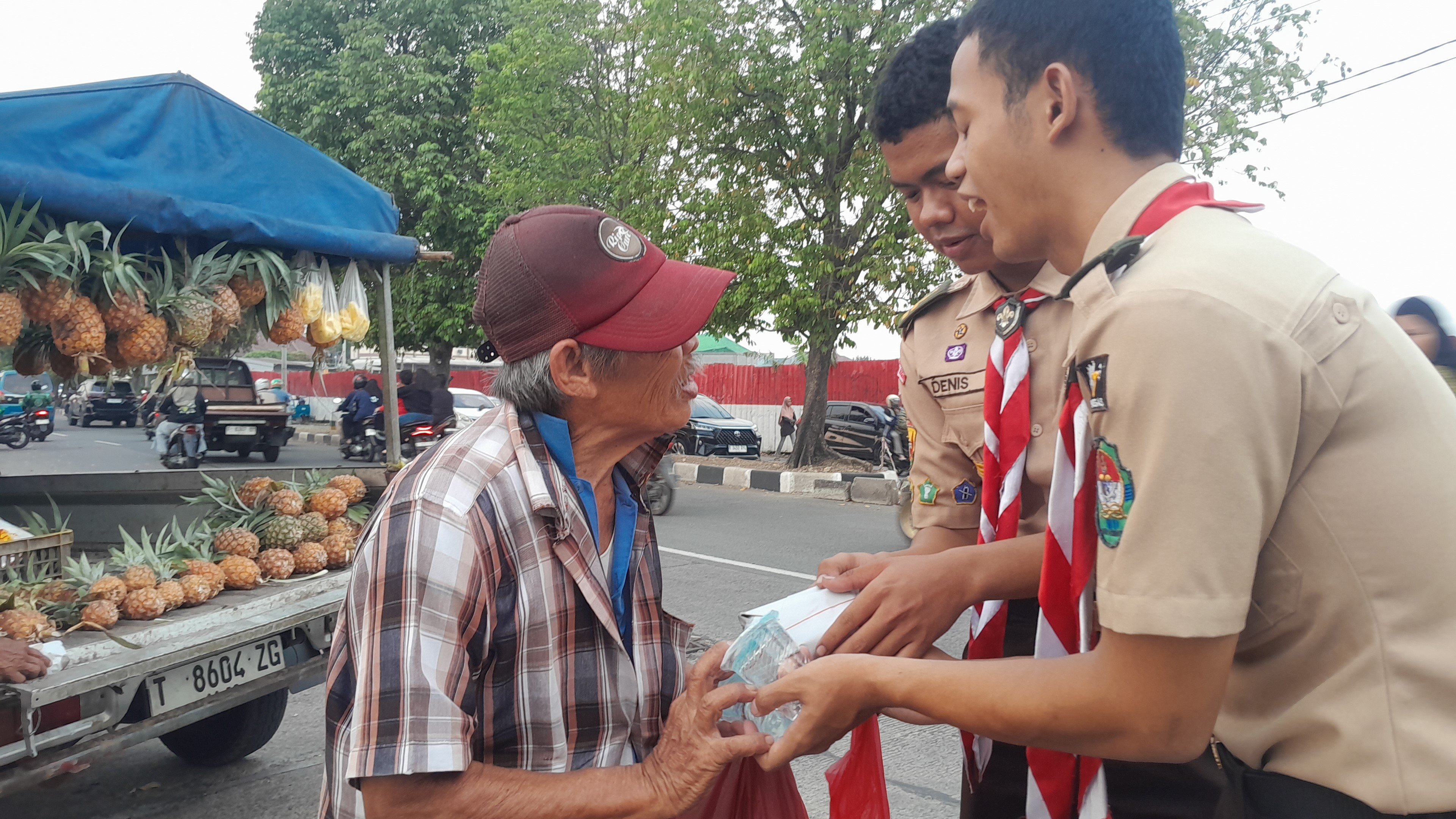 SEMANGAT PRAMUKA PENEGAK GARUDA KWARTIR RANTING CIBINONG MELAKSANAKAN BAKTI SOSIAL (WILAYAH 4)