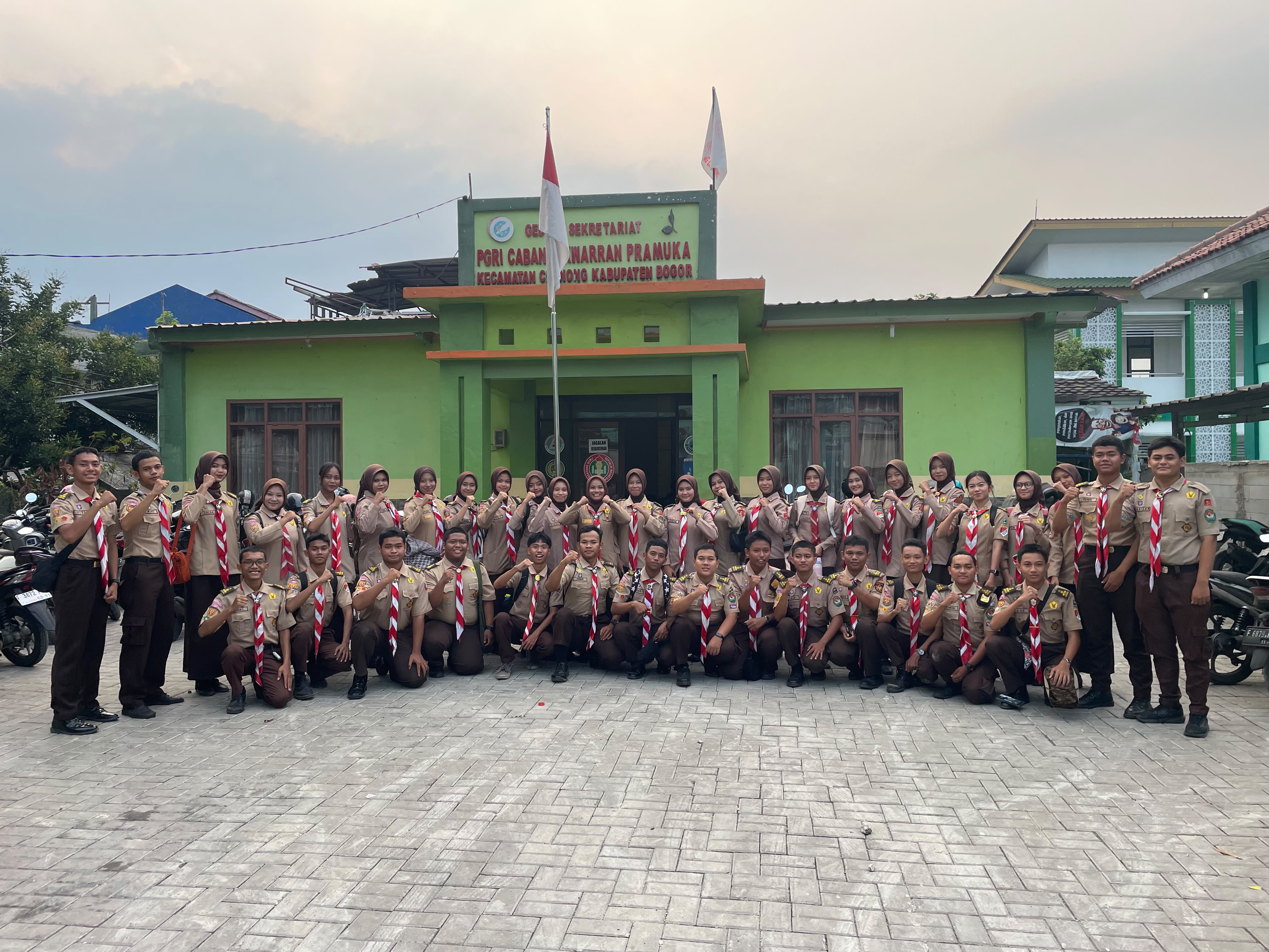SEMANGAT PRAMUKA PENEGAK GARUDA KWARTIR RANTING CIBINONG MELAKSANAKAN BAKTI SOSIAL