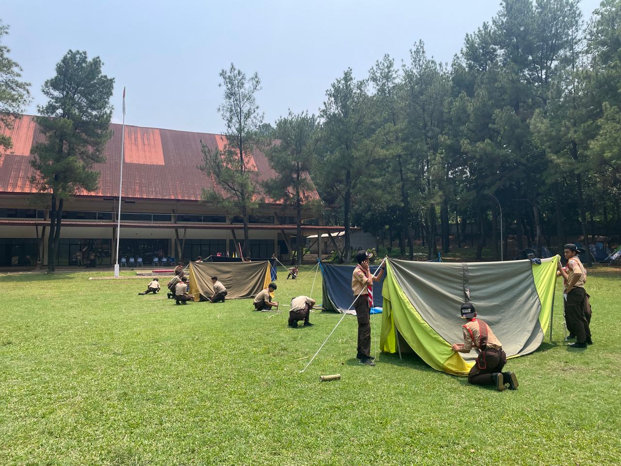 Semangat Pantang Menyerah Pramuka Penggalang dalam Lomba Pasang Tenda LT-2 Kwarran Cibinong