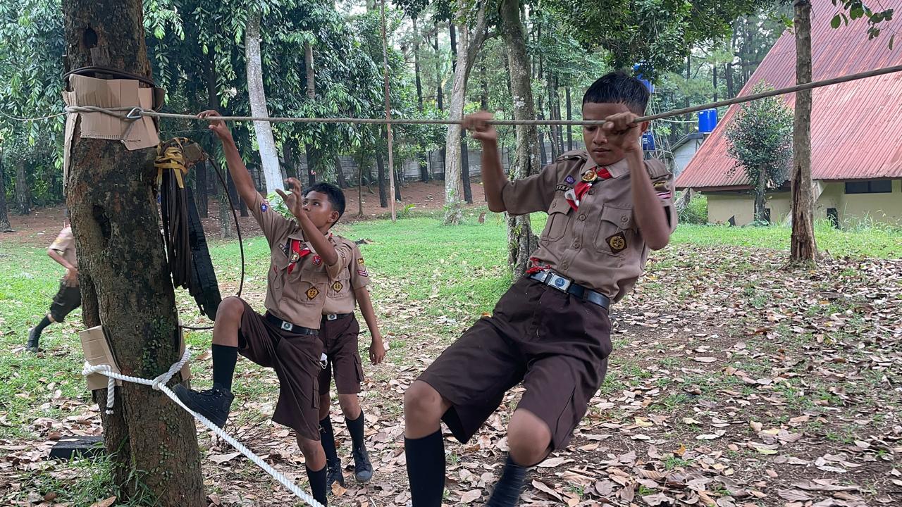 Uji Ketangkasan dan Nyali: Sengitnya Lomba Halang Rintang LT-2 Kwarran Cibinong