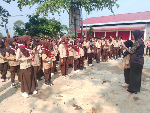 Kenali Atribut, Tumbuhkan Kebanggaan: Pramuka Penggalang SDN Cidokom 01 Ikuti Kegiatan Pengenalan Atribut