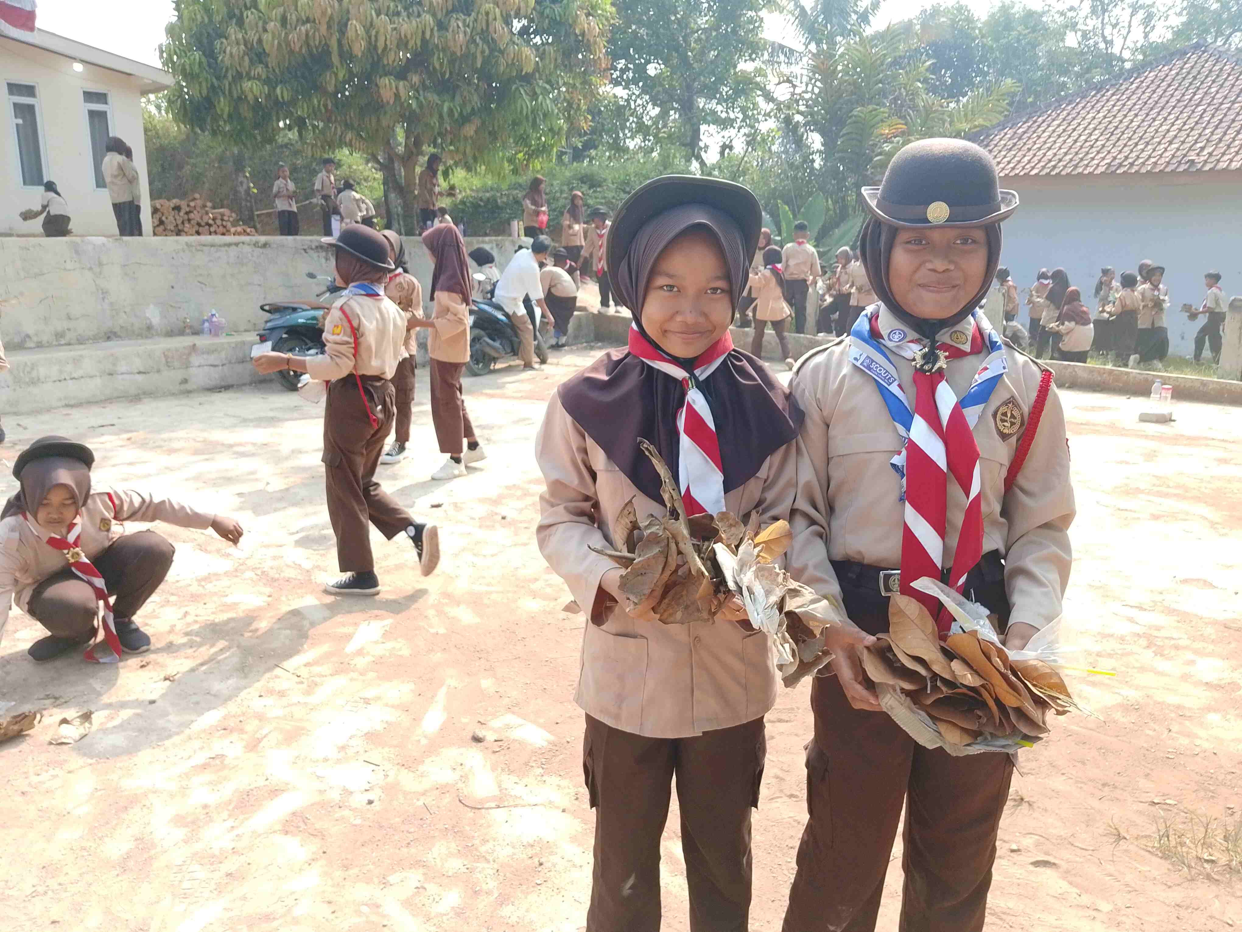 Pramuka Penggalang SDN Cidokom 01 Bergerak Jaga Kebersihan Lingkungan