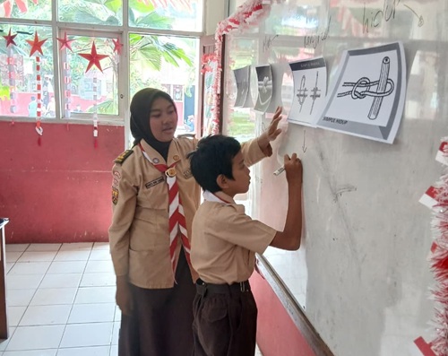 Lulusan PPIM Kwarran Cileungsi Kenalkan Empat Simpul Dasar kepada Pramuka Penggalang SDN Cinyosog 2