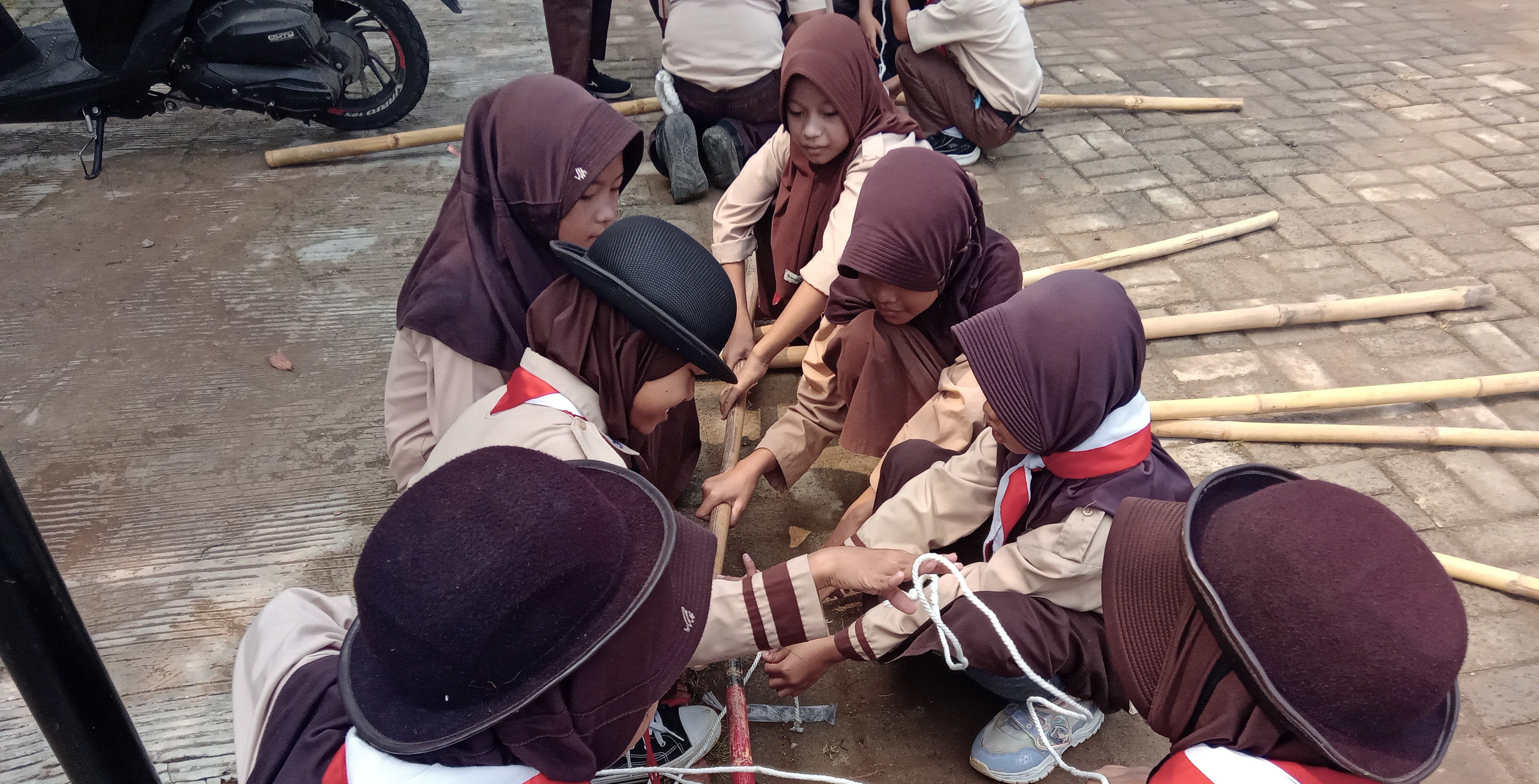 Bukan Sekadar Simpul dan Ikatan, Pramuka SD Negeri Hambaro 04 Belajar tentang Kerja Sama dan Tanggung Jawab