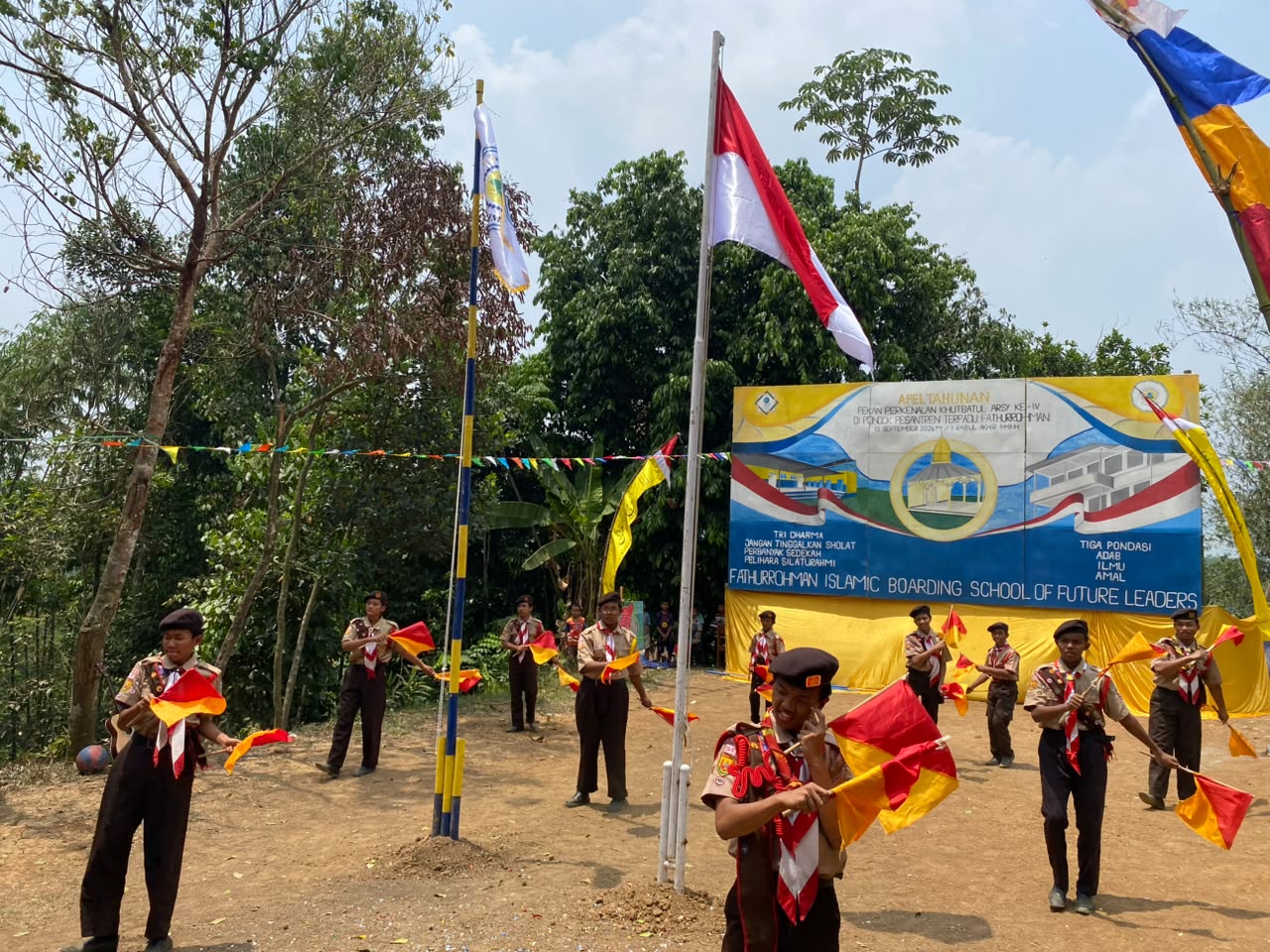Kemeriahan PORSEKA ke-4: Pasukan Rajawali Tampil Memukau di Apel Tahunan Pondok Pesantren Terpadu Fathurrohman