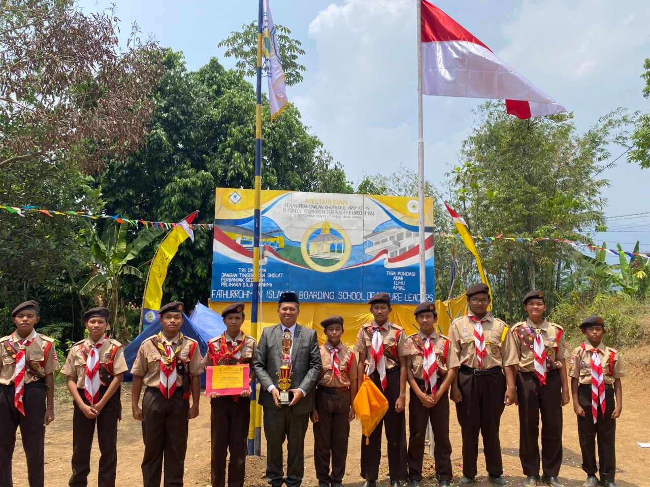Momen Haru dan Bangga: Pasukan Rajawali Serahkan Piala Prestasi LT-II Kwarran Nanggung di Panggung PORSEKA ke-4