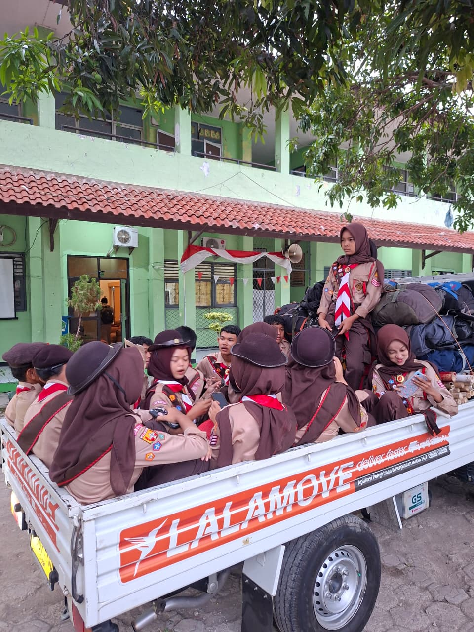 16 PESERTA MTsN 4 BOGOR DIBERANGKATKAN WAKILI KWARTIR RANTING CARIU PADA LT-III KWARTIR CABANG KABUPATEN BOGOR