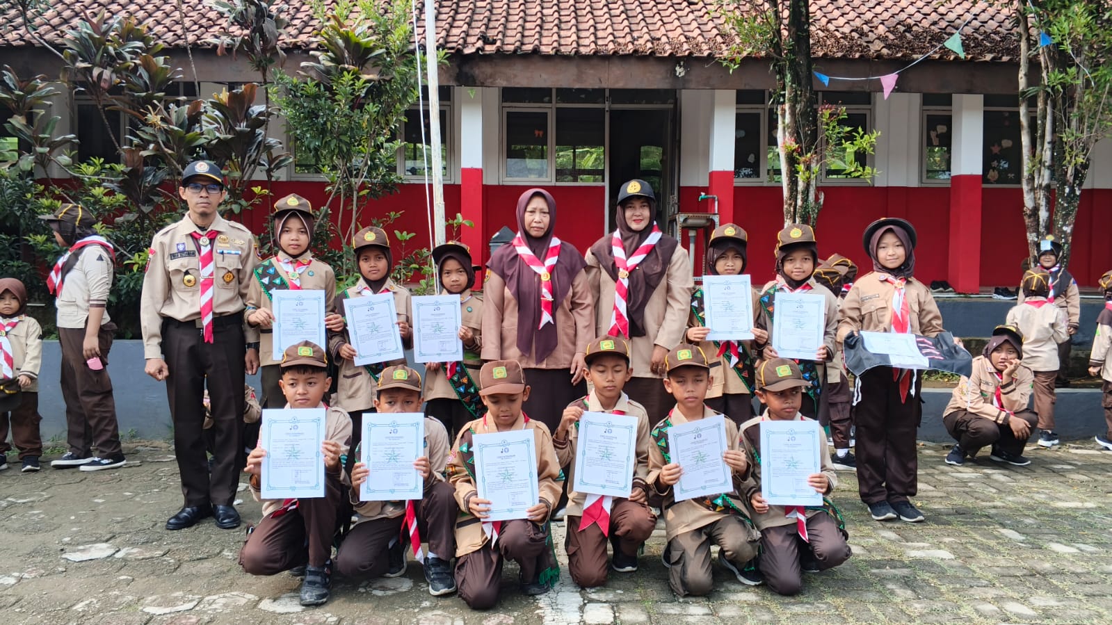 12 Calon Pramuka Garuda Terima Bintang Tahunan, Semangat Siaga SDN Sukamaju 08 Kian Membara!