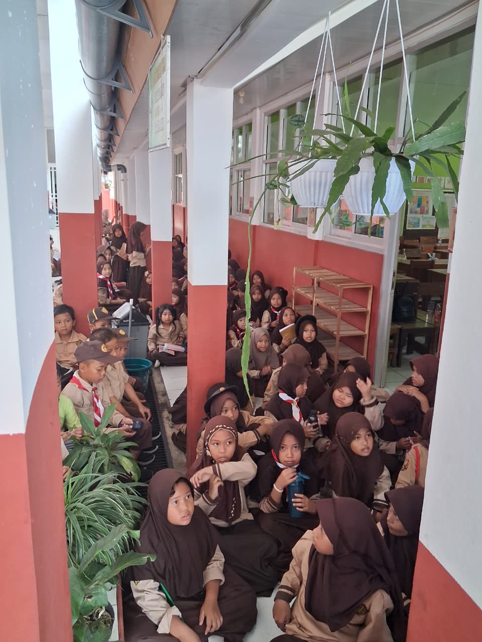 Asah Kreativitas dan Kepedulian Lingkungan, Anggota Pramuka SD Negeri Tajurhalang 01 Ikuti Latihan Rutin Mingguan