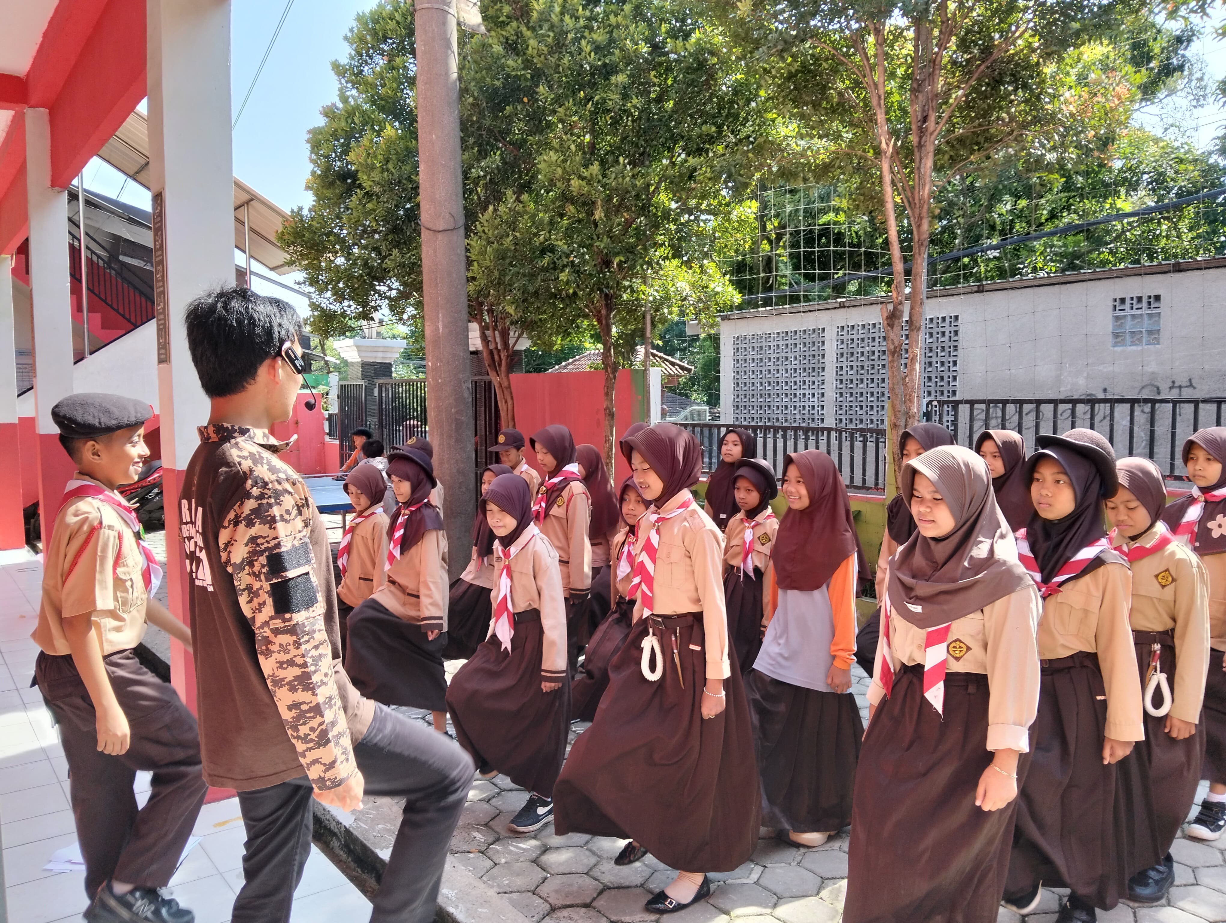 Tanamkan Disiplin dan Kekompakan, Pramuka SDN Cijeruk 02 Gelar Latihan Rutin Mingguan