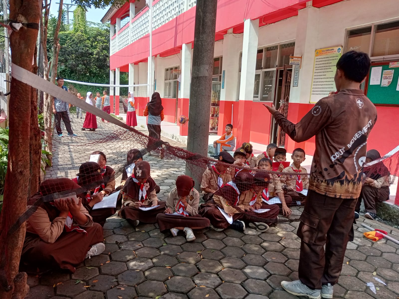 Asah Kecerdasan dan Ketelitian, Pramuka SDN Cijeruk 02 Pelajari Sandi dan Isyarat dalam Latihan Rutin Mingguan