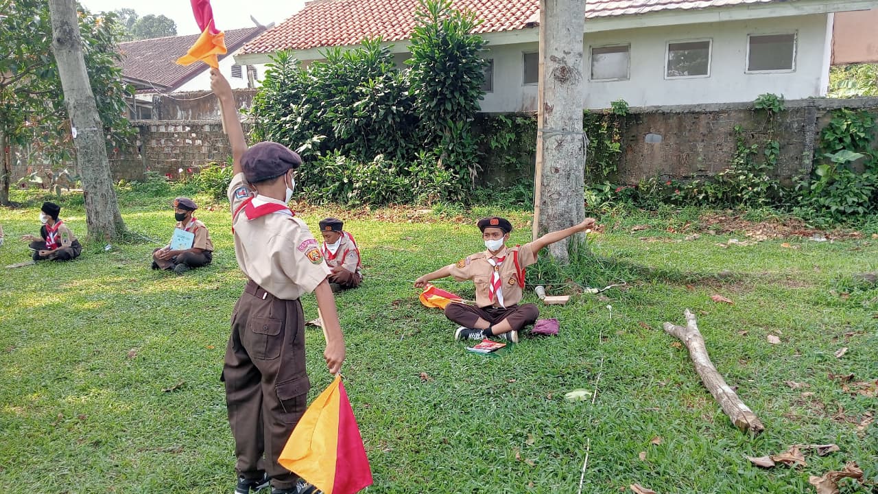 MI Sirojul Athfal Tunjukkan Semangat dan Kekompakan dalam Lomba Semaphore di Perkemahan Pramuka KKMI Cibinong Wilayah 2