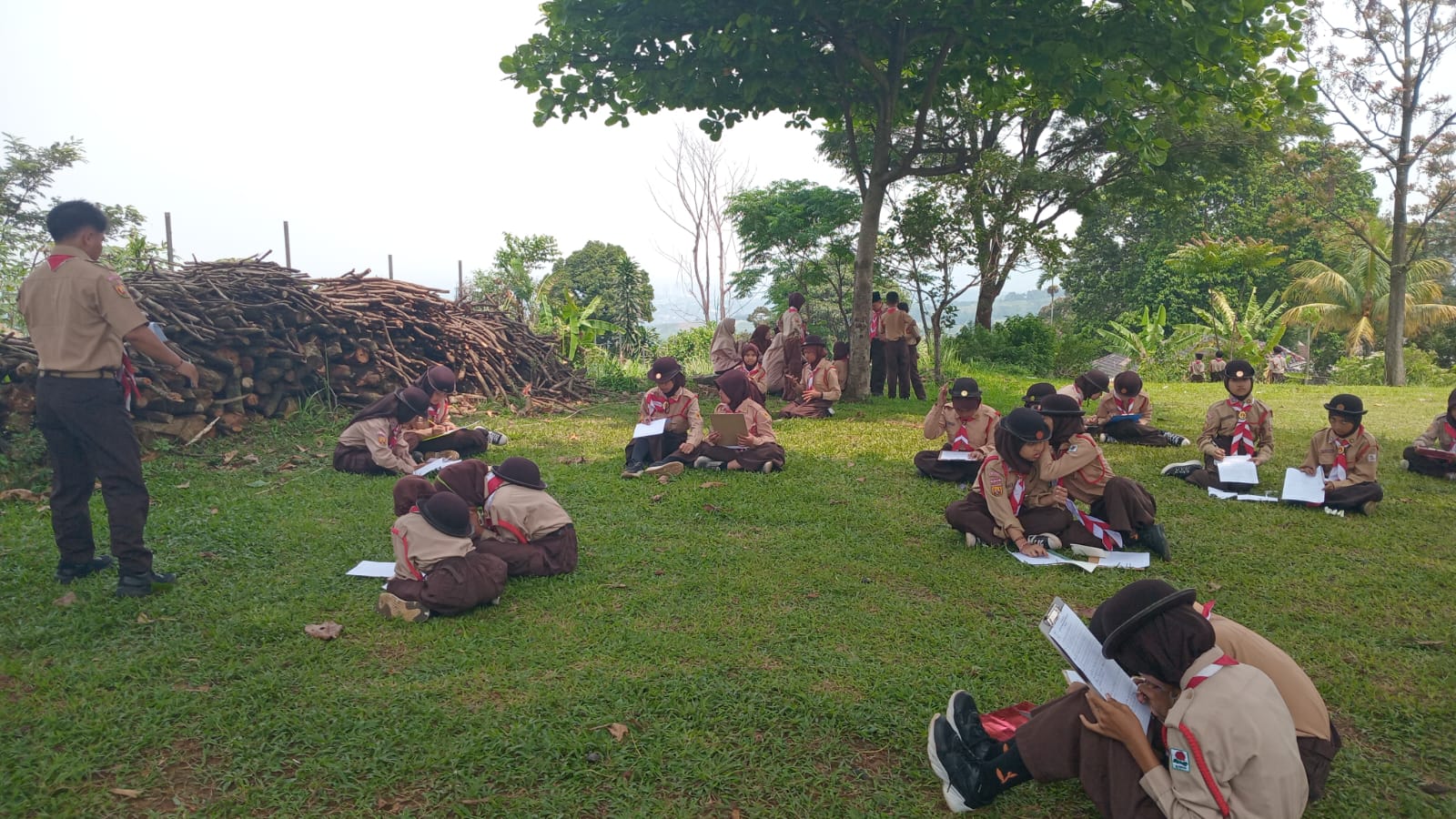 Uji Ketelitian dan Keterampilan Kepramukaan, MI Nurul Ikhsan Ikuti Lomba Sandi di Perkemahan KKMI Cibinong Wilayah 2
