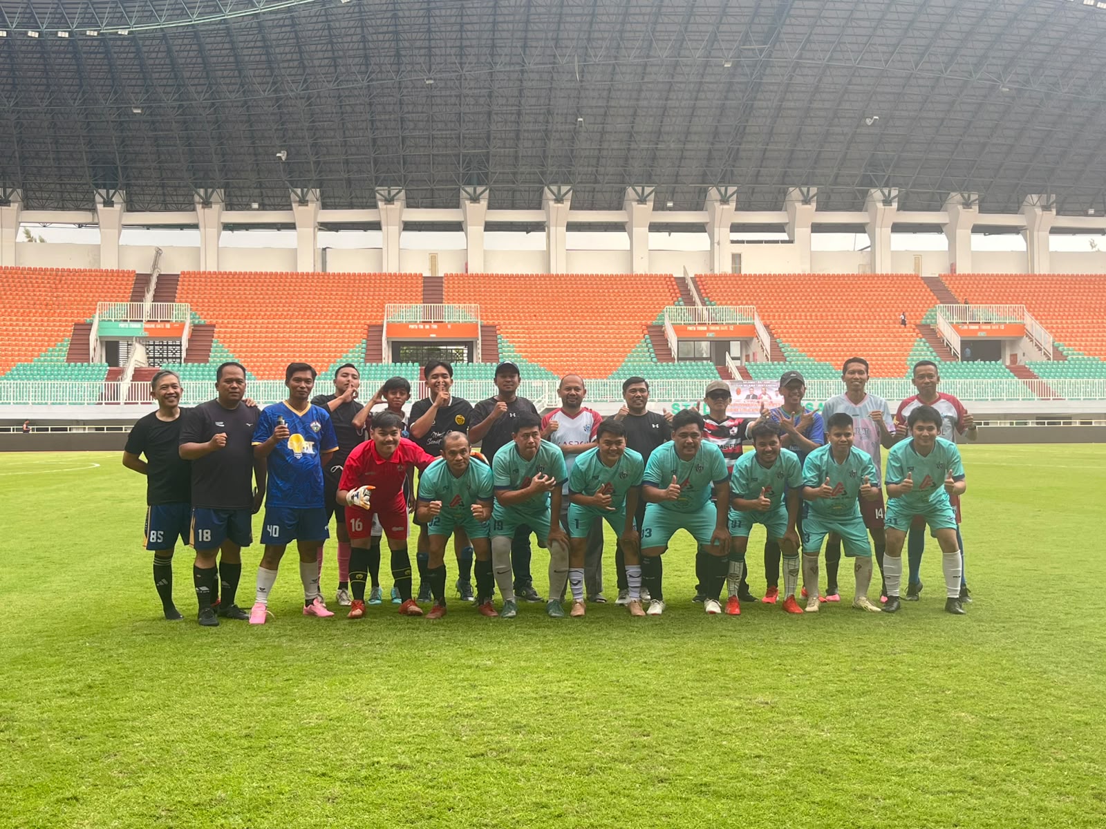 Pererat Silaturahmi dan Jaga Kebugaran, Pramuka Kwarcab Kabupaten Bogor Ikuti Pertandingan Sepak Bola Persahabatan di Gelora Pakansari