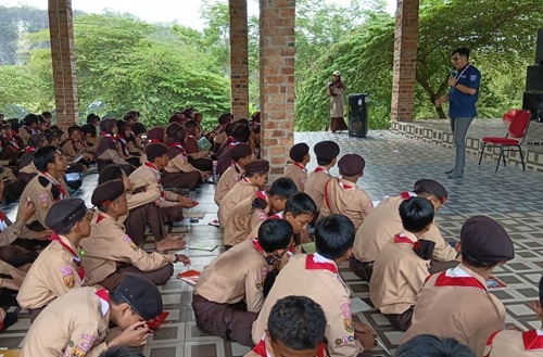 Waka Bina Muda Kwarran Cileungsi Berikan Materi Kepramukaan kepada 149 Peserta Perkajum SMP Cikal Cendekia
