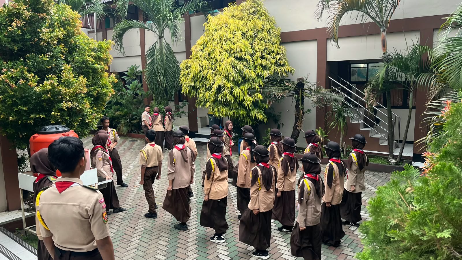 Lihat Serunya Latihan Rutin PBB Dasar Ambalan Niskala Wastu Kencana & Dewi Sartika di SMAN 1 Cibinong