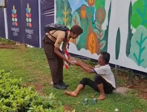 Pramuka SMA Negeri 2 Cileungsi, Berbagi Ramadhan Melalui Rantang Pramuka